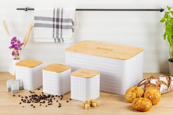 Biały ceramiczny pojemnik na pieczywo z bambusową pokrywką i pojemnikami na produkty sypkie