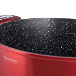 Czerwony garnek aluminiowy z ceramiczna powłoką non-stick i silikonowym uchwytem, część zestawu garnków i patelni 6.66l