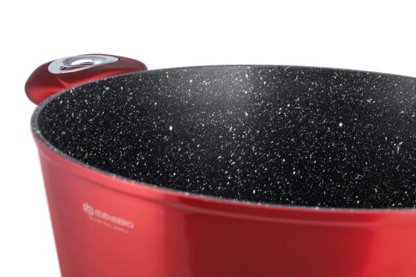 Czerwony garnek aluminiowy z ceramiczna powłoką non-stick i silikonowym uchwytem, część zestawu garnków i patelni 6.66l