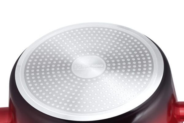 Czerwony garnek 24 cm z ceramiczną powłoką i silikonowymi uchwytami, część zestawu na indukcję Edenberg