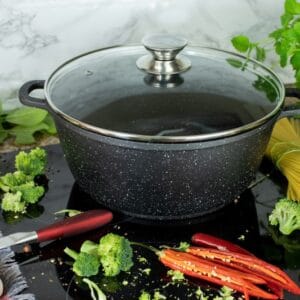 Garnek aluminiowy 6.8l z marmurkową powłoką i szklaną pokrywką, widok z góry
