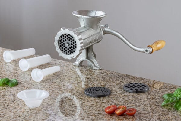 Ręczna maszynka do mięsa Edenberg z sitkami 3.0mm, 5.0mm, 8.0mm, wykonana z żeliwa, z nasadkami do kiełbas i ergonomiczną korbą.