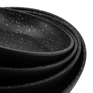 Czarna patelnia ceramiczna 24 cm z pokrywką i nieprzywierającą powłoką, widok z boku
