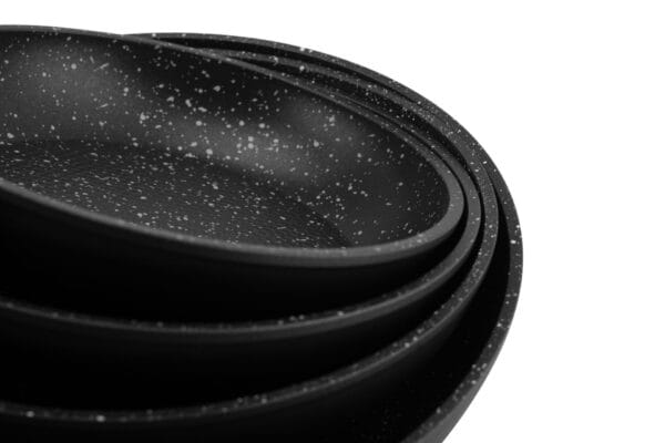 Czarna patelnia ceramiczna 24 cm z pokrywką i nieprzywierającą powłoką, widok z boku
