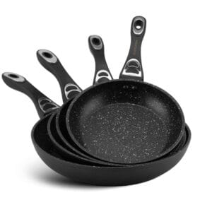 Czarna patelnia ceramiczna 24 cm z pokrywką i nieprzywierającą powłoką, widok z boku