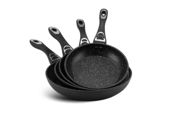 Czarna patelnia ceramiczna 24 cm z pokrywką i nieprzywierającą powłoką, widok z boku