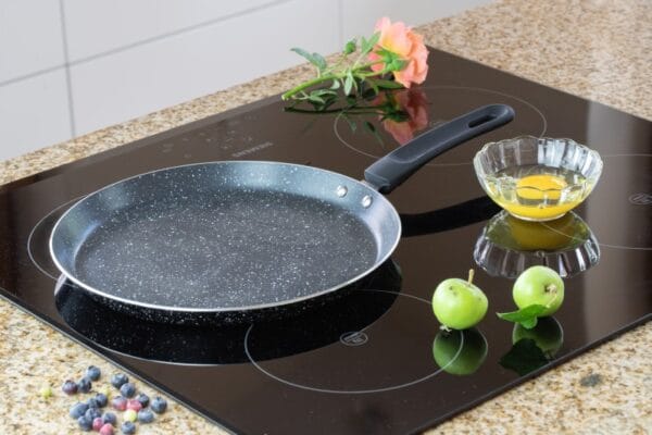 Patelnia do naleśników 26cm z ceramiczno-marmurkową powłoką nieprzywierającą, czarna z uchwytem