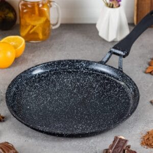 Czarna patelnia ceramiczna 28 cm do naleśników z nieprzywierającą powłoką, widok z góry