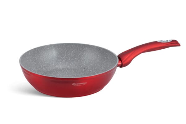 Czerwona patelnia ceramiczna z szarym wnętrzem, część zestawu garnków i patelni 6.66l