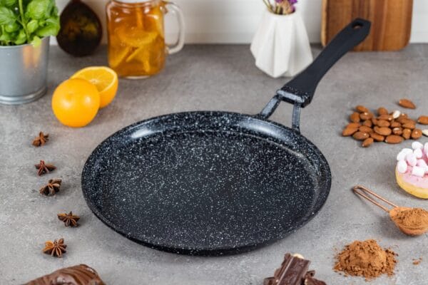 Czarna patelnia do naleśników 20 cm z marmurkową powłoką ceramiczną, widok z boku