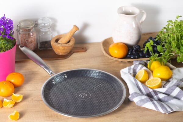 Patelnia do naleśników nieprzywierająca 22cm Edenberg z trójwarstwowym dnem, powłoką non-stick i ergonomicznym uchwytem. Idealna do smażenia naleśników i innych potraw.