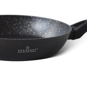 Czarna patelnia granitowa 24 cm z marmurową powłoką, marki Edenberg, widok z boku