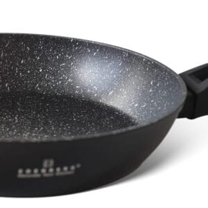 Czarna patelnia granitowa 24 cm marki Edenberg z marmurową powłoką, widok z boku