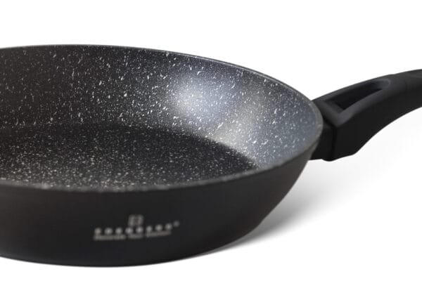 Czarna patelnia granitowa 24 cm marki Edenberg z marmurową powłoką, widok z boku