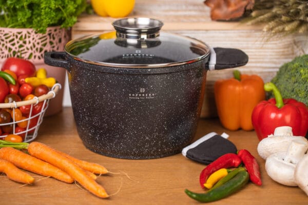 Rondel na indukcję 6.2l Edenberg z marmurkową powłoką, szklaną pokrywką i wygodnymi uchwytami.