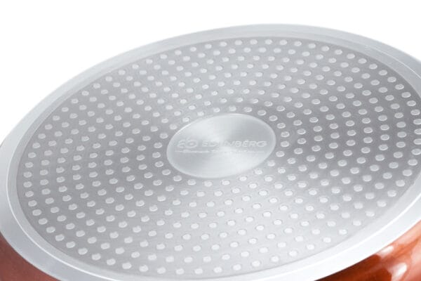 Spód miedzianej patelni ceramicznej 28 cm z nieprzywierającą powłoką, część zestawu garnków z przyborami