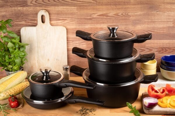 Zestaw garnków na indukcję 24 cm Edenberg z powłoką ceramiczną i marmurową, idealny do gotowania na każdej kuchence.