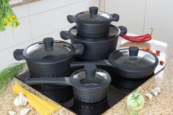 Zestaw garnków z patelnią marmurkową 16-28 cm Edenberg – 10-częściowy, ceramiczno-marmurkowy, nieprzywierający, idealny do gotowania na każdej płycie grzewczej.