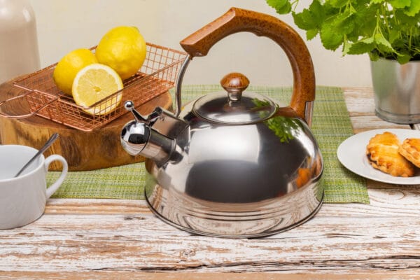 Czajnik z gwizdkiem 2.5L Edenberg wykonany z wysokiej jakości stali nierdzewnej, z polerowanym wykończeniem i metalowym gwizdkiem, idealny do każdej kuchni.