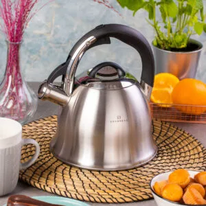 Czajnik z gwizdkiem 2.5L Edenberg wykonany ze stali nierdzewnej, z metalowym gwizdkiem i nienagrzewającym się uchwytem. Idealny do kuchenek indukcyjnych.