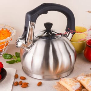 Czajnik z gwizdkiem 3.0L Edenberg wykonany ze stali nierdzewnej z ergonomicznym uchwytem i metalowym gwizdkiem. Idealny do każdej kuchni.