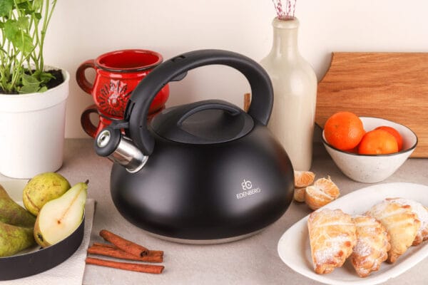 Czajnik z gwizdkiem 3.0L Edenberg wykonany ze stali nierdzewnej z matową powłoką, metalowym gwizdkiem i ergonomicznym uchwytem.