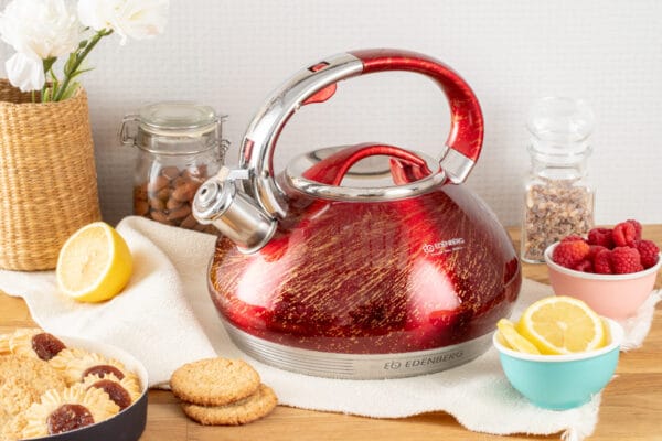 Czajnik z gwizdkiem 3.5L Edenberg w kolorze czerwono-złotym, wykonany z wysokiej jakości stali nierdzewnej, idealny do każdej kuchni.