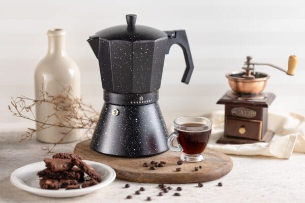 Czarna kawiarka na indukcję Edenberg 6 filiżanek z marmurowym wzorem, aluminiowa, z bakelitowym uchwytem, idealna do parzenia espresso