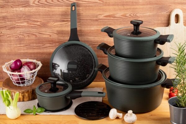 Komplet garnków na indukcję 1.3l, 2.6l, 4.5l, 7.1l Edenberg z powłoką non-stick, ciemnozielony design, ergonomiczne uchwyty i przezroczyste pokrywki.