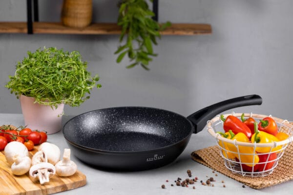 Patelnia aluminiowa 18cm Edenberg z marmurową powłoką non-stick, idealna do smażenia na wszystkich typach kuchenek, w tym indukcyjnych.