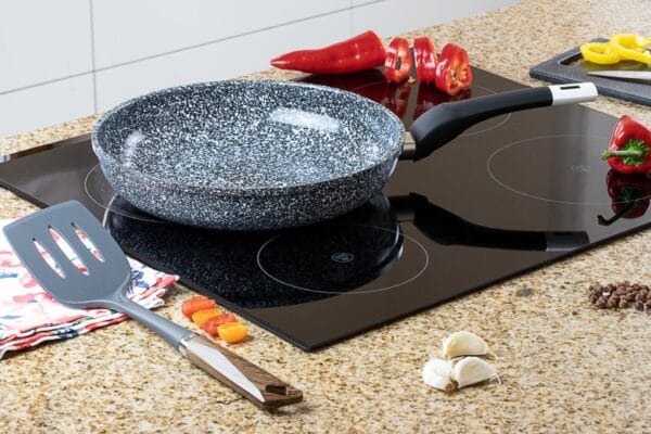 Patelnia ceramiczna do smażenia 16cm Edenberg z powłoką non-stick, wysokimi brzegami i ergonomiczną rączką. Idealna do zdrowego gotowania na każdej kuchence.