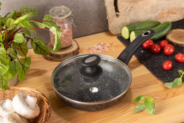 Patelnia ceramiczna z pokrywką 22cm Edenberg – nowoczesna, ceramiczno-marmurkowa powłoka, szklana pokrywka i ergonomiczna rączka.