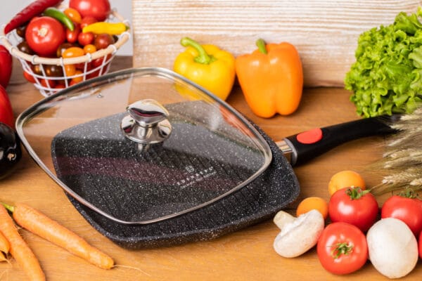 Patelnia grillowa 24cm Edenberg z marmurkową powłoką non-stick, szklaną pokrywą i ergonomicznym uchwytem, idealna do grillowania i smażenia.