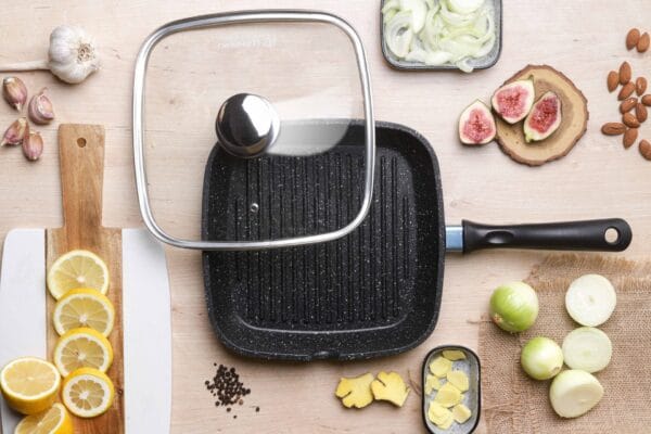 Kwadratowa patelnia grillowa 28cm Edenberg z szklaną pokrywką, idealna do grillowania mięsa i warzyw.