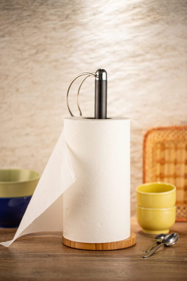 Stojak na ręczniki papierowe 15x35 cm Edenberg – elegancki i funkcjonalny dodatek do kuchni, wykonany z drewna bambusowego i lakierowanej stali.