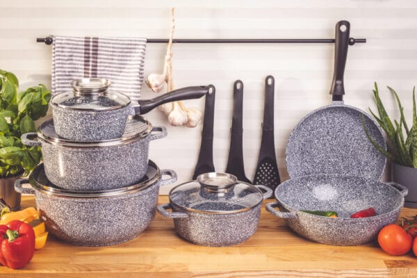 Zestaw garnków ceramiczno-granitowych 6.8l Edenberg z różnymi pojemnościami, pokrywkami szklanymi i przyborami kuchennymi.