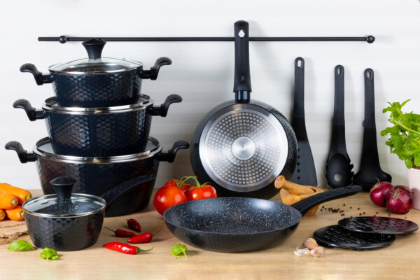 Zestaw garnków i patelni 6.52l Edenberg w kolorze czarnym z powłoką non-stick, pokrywkami z hartowanego szkła i ergonomicznymi uchwytami.