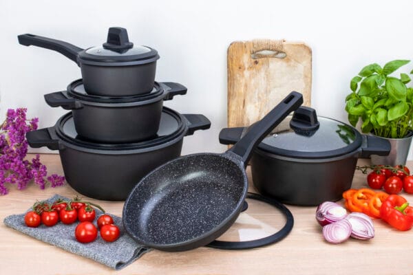 Zestaw garnków i patelni ceramicznych 28 cm Edenberg z powłoką nieprzywierającą, idealny do każdej kuchni. W zestawie garnki i patelnia w stylowej, marmurowej kolorystyce.