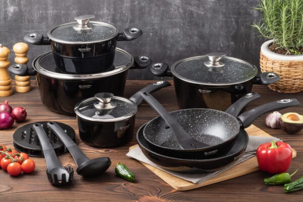 Zestaw garnków i patelni na indukcję Edenberg EB-5611 – 15-częściowy, ceramika marmurkowa, powłoka non-stick, garnki i patelnie w różnych rozmiarach z pokrywkami i przyborami kuchennymi.