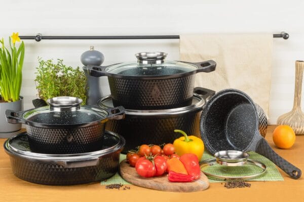 Zestaw garnków na indukcję 1.3L-5.8L Edenberg z powłoką ceramiczną, szklanymi pokrywkami i ergonomicznymi uchwytami.