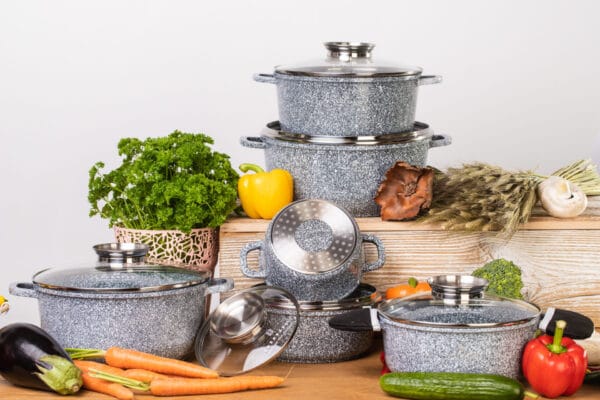 Zestaw garnków z powłoką granitową 1.3l-6.8l Edenberg w kolorze granitowym, z szklanymi pokrywkami i ergonomicznymi uchwytami.