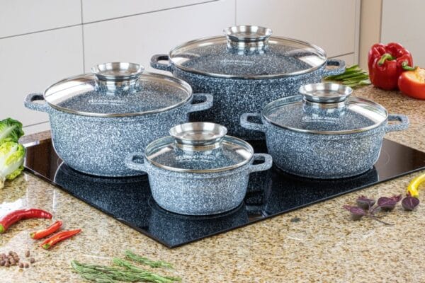 Zestaw garnków z powłoką granitową Edenberg 1.3l, 2.3l, 4.5l, 6.8l – idealny do gotowania na każdej kuchence. Pokrywki z hartowanego szkła i powłoka non-stick.